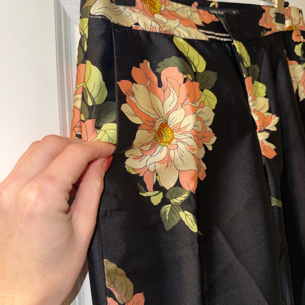 ZARA Chic Black Cropped Black Floral Trouser XS Rare - Picture 6 of 7